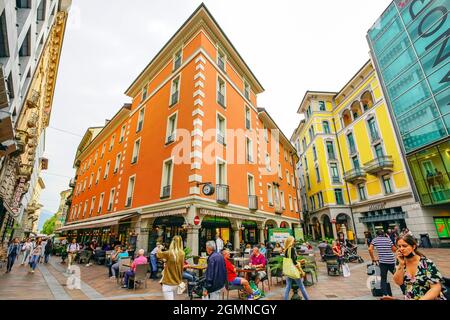 Beliebter Platz Piazza Alighieri Dante in Lugano, Kanton Tessin, Schweiz. Stockfoto