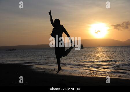 Banyuwangi, Indonesien - 24. Juli 2020: Wunderschöne Aussicht auf den Sonnenaufgang am Strand. Ideal für Natur Hintergrund. Silhouetten. Tapete. Stockfoto