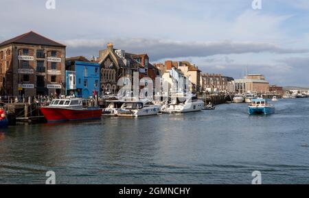 Editorial Weymouth, UK - 11. September 2021: Arbeitende Fischerboote vertäuten am Custom House Quay in Weymouth, England Stockfoto