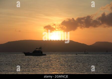 Banyuwangi, Indonesien - 24. Juli 2020: Wunderschöne Aussicht auf den Sonnenaufgang am Strand. Ideal für Natur Hintergrund. Silhouetten. Tapete. Stockfoto