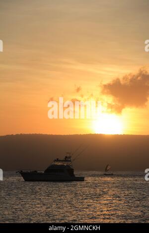 Banyuwangi, Indonesien - 24. Juli 2020: Wunderschöne Aussicht auf den Sonnenaufgang am Strand. Ideal für Natur Hintergrund. Silhouetten. Tapete. Stockfoto