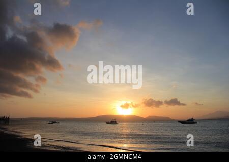 Banyuwangi, Indonesien - 24. Juli 2020: Wunderschöne Aussicht auf den Sonnenaufgang am Strand. Ideal für Natur Hintergrund. Silhouetten. Tapete. Stockfoto