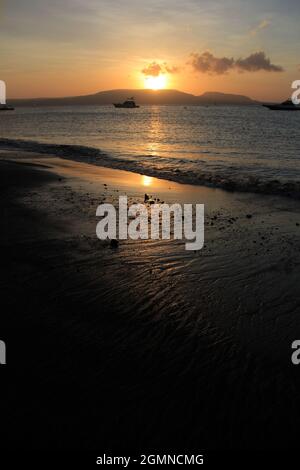 Banyuwangi, Indonesien - 24. Juli 2020: Wunderschöne Aussicht auf den Sonnenaufgang am Strand. Ideal für Natur Hintergrund. Silhouetten. Tapete. Stockfoto