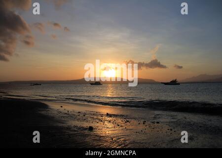 Banyuwangi, Indonesien - 24. Juli 2020: Wunderschöne Aussicht auf den Sonnenaufgang am Strand. Ideal für Natur Hintergrund. Silhouetten. Tapete. Stockfoto