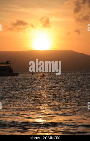 Banyuwangi, Indonesien - 24. Juli 2020: Wunderschöne Aussicht auf den Sonnenaufgang am Strand. Ideal für Natur Hintergrund. Silhouetten. Tapete. Stockfoto