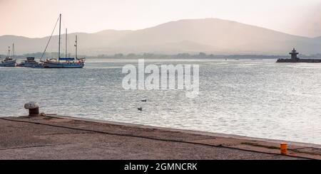 Yachten und Boote im Hafen von sozopol, bulgarien. Schöne Reiselandschaft mit Bergen am Ufer des Meeres im Abendlicht Stockfoto