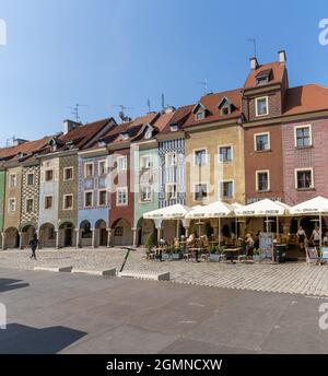 Poznan, Polen - 8. September 2021: Blick auf die bunten Gebäude der Renaissance-Architektur auf dem alten Marktplatz von Poznan mit Restaurant im Freien Stockfoto