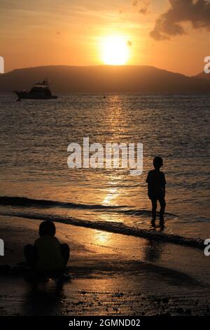 Banyuwangi, Indonesien - 24. Juli 2020: Wunderschöne Aussicht auf den Sonnenaufgang am Strand. Ideal für Natur Hintergrund. Silhouetten. Tapete. Stockfoto