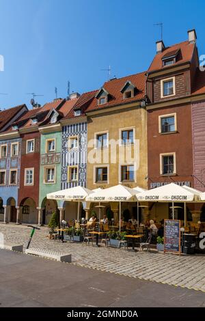 Poznan, Polen - 8. September 2021: Blick auf die bunten Gebäude der Renaissance-Architektur auf dem alten Marktplatz von Poznan mit Restaurant im Freien Stockfoto