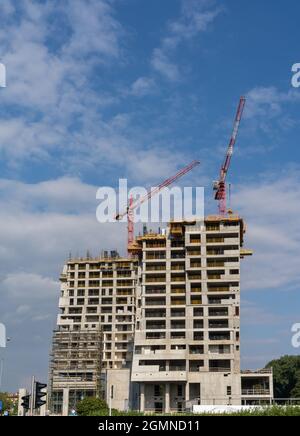 Rzeszow, Polen - 14. September 2021: Baustelle mit einem Betonhochhaus und Gerüsten sowie zwei Kranen auf der Oberseite Stockfoto