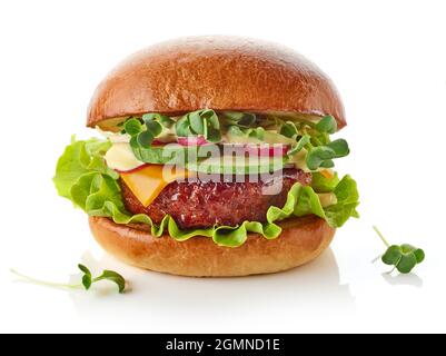 Köstliche vegane Burger mit Soja Schnitzel, Tofu Käsesoße und roten Bun