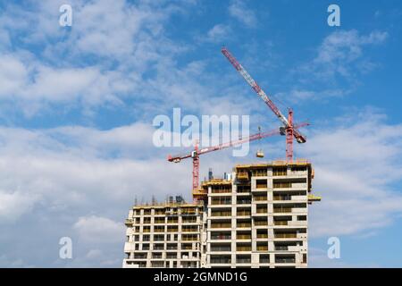 Rzeszow, Polen - 14. September 2021: Baustelle mit einem Betonhochhaus und Gerüsten sowie zwei Kranen auf der Oberseite Stockfoto