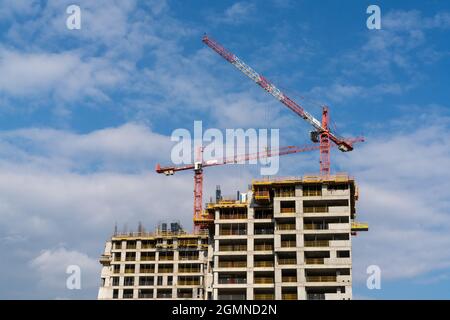 Rzeszow, Polen - 14. September 2021: Baustelle mit einem Betonhochhaus und Gerüsten sowie zwei Kranen auf der Oberseite Stockfoto