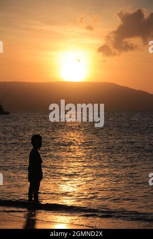 Banyuwangi, Indonesien - 24. Juli 2020: Wunderschöne Aussicht auf den Sonnenaufgang am Strand. Ideal für Natur Hintergrund. Silhouetten. Tapete. Stockfoto