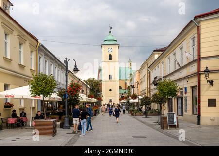 Rzeszow, Polen - 14. September 2021: Blick auf die Maja-Straße 3 in der Innenstadt von Rzeszow mit vielen Restaurants und Geschäften Stockfoto