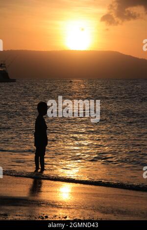 Banyuwangi, Indonesien - 24. Juli 2020: Wunderschöne Aussicht auf den Sonnenaufgang am Strand. Ideal für Natur Hintergrund. Silhouetten. Tapete. Stockfoto