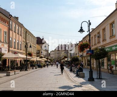 Rzeszow, Polen - 14. September 2021: Blick auf die Maja-Straße 3 in der Innenstadt von Rzeszow mit vielen Restaurants und Geschäften Stockfoto