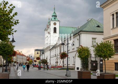 Rzeszow, Polen - 14. September 2021: Blick auf die Maja-Straße 3 in der Innenstadt von Rzeszow mit ihren vielen Restaurants und Geschäften und dem historischen katholischen Chur Stockfoto