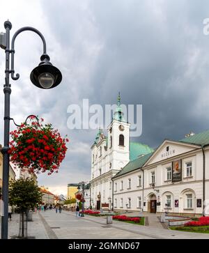 Rzeszow, Polen - 14. September 2021: Blick auf die Maja-Straße 3 in der Innenstadt von Rzeszow mit ihren vielen Restaurants und Geschäften und dem historischen katholischen Chur Stockfoto