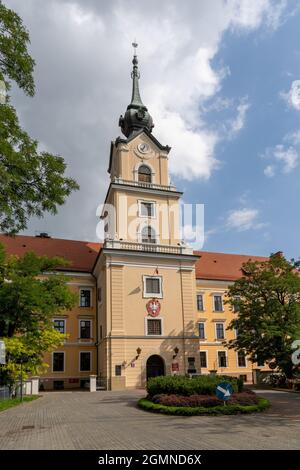 Rzeszow, Polen - 14. September 2021: Blick auf den Eingang und das Tor des Schlosses Lubomirski in der historischen Altstadt von Rzeszow Stockfoto