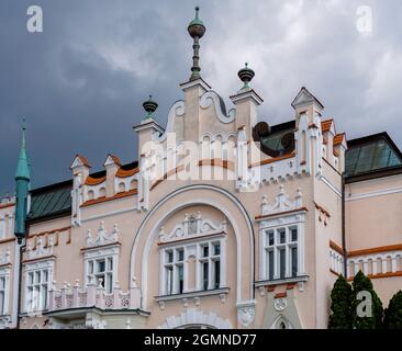 Rzeszow, Polen - 14. September 2021: Nahaufnahme des architektonischen Renassaince-Stils des Polnischen Bankgebäudes in der Altstadt von Rzeszow Stockfoto