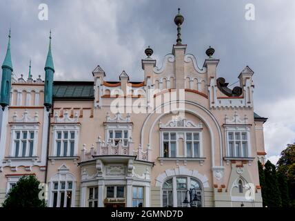 Rzeszow, Polen - 14. September 2021: Nahaufnahme des architektonischen Renassaince-Stils des Polnischen Bankgebäudes in der Altstadt von Rzeszow Stockfoto