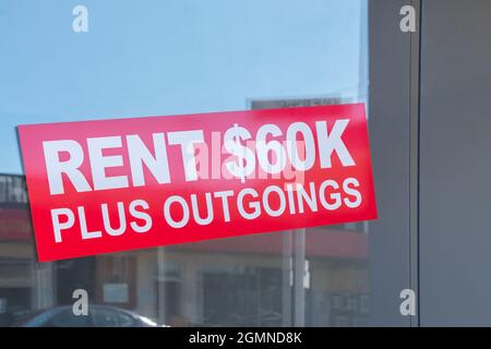 Banner zur Vermietung von Immobilien an der Gebäudefassade in Südaustralien Stockfoto