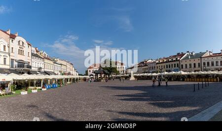 Rzeszow, Polen - 14. September 2021: Blick auf den Marktplatz in der historischen Altstadt von Rzeszow Stockfoto