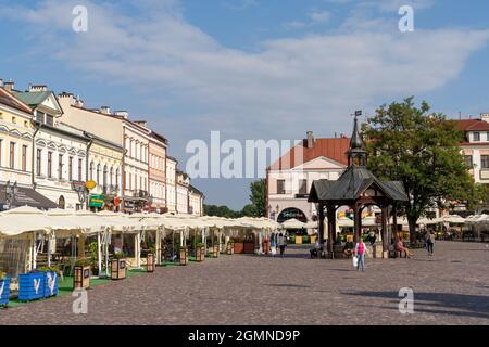 Rzeszow, Polen - 14. September 2021: Blick auf den Marktplatz in der historischen Altstadt von Rzeszow Stockfoto