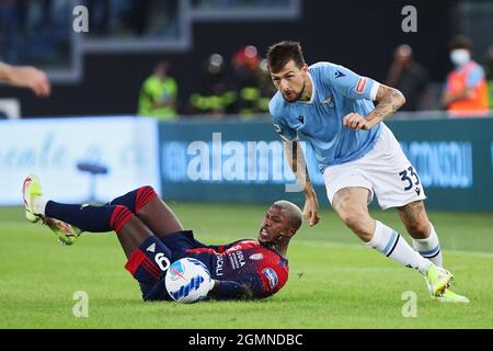 Francesco Acerbi von Lazio (R) in Aktion nach einem Tackle mit Keita Balde von Cagliari (L) während der italienischen Meisterschaft Serie A Fußballspiel zwischen SS Lazio und Cagliari Calico am 19. September 2021 im Stadio Olimpico in Rom, Italien - Foto Federico Proietti / DPPI Stockfoto