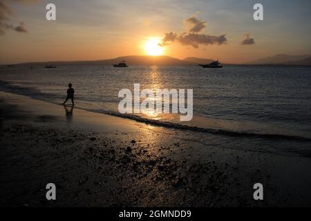 Banyuwangi, Indonesien - 24. Juli 2020: Wunderschöne Aussicht auf den Sonnenaufgang am Strand. Ideal für Natur Hintergrund. Silhouetten. Tapete. Stockfoto