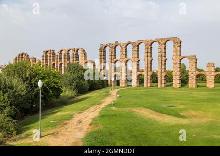 Das Acueducto de los Milagros, wundersame Aquädukt in Merida, Extremadura, Spanien, ist eine ruinierte römische Aquädukt-Brücke, Aquädukt gebaut, um Wasser zu liefern Stockfoto