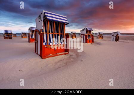 Strand an der Küste der Ostsee bei Sonnenaufgang, Kolobrzeg, Polen Stockfoto