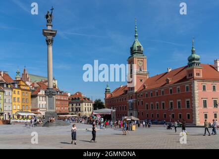 Warschau, Polen - 11. September 2021: Blick auf den Zamkowy-Platz mit dem Königsschloss und der Sigismund-Säule in der Innenstadt von Warschau Stockfoto