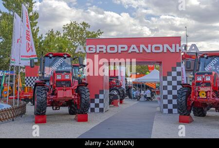 Novi Sad, Serbien - 18. September 2021: Neue Traktoren auf der Landwirtschaftsmesse Agropanonka Expo Stand. Stockfoto