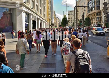 Madrid, Spanien. 21. September 2021: Menschen, die an einem Sommermorgen entlang der Gran Via in Madrid spazieren Stockfoto