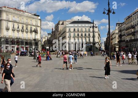 Madrid, Spanien - 18. September 2021: Puerta del Sol. Menschen, die nach der Pandemie laufen Stockfoto