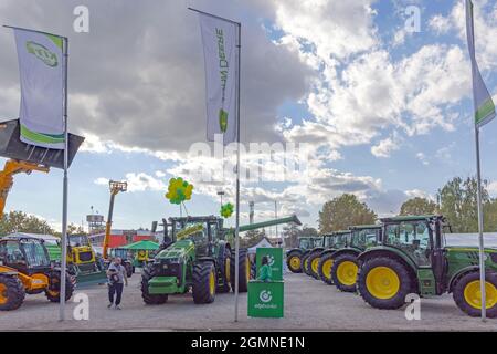 Novi Sad, Serbien - 18. September 2021: Neue Traktoren John Deere auf der Agriculture Expo Trade Fair. Stockfoto