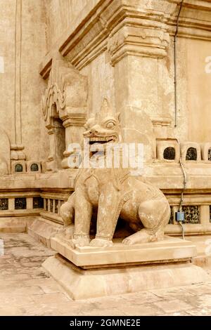 Statue Des Geheimnisvollen Löwen Auf Dem Territorium Des Tempels In Bagan, Myanmar (Burma) Stockfoto