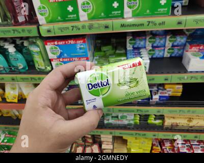 Neu Delhi, Indien - 20. April 2020: Dettol Seife in der Hand im Einkaufszentrum, Dettol antiseptische Seife Stockfoto