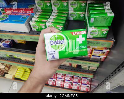 Neu Delhi, Indien - 20. April 2020: Dettol Seife in der Hand im Einkaufszentrum, Dettol antiseptische Seife Stockfoto