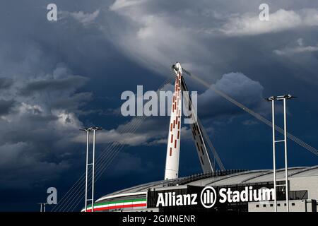 Turin, Italien. 19. September 2021. Die Gesamtansicht des Allianz Stadions ist vor dem Fußballspiel der Serie A zwischen dem FC Juventus und dem AC Mailand zu sehen. Kredit: Nicolò Campo/Alamy Live Nachrichten Stockfoto