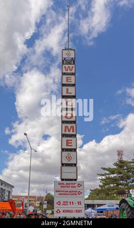 Novi Sad, Serbien - 18. September 2021: Tall Welcome Sign Tower auf der Landwirtschaftsmesse Expo. Stockfoto