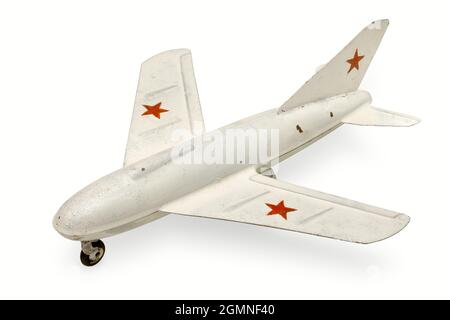 Isolierte Objekte: Altes Spielzeug-Flugzeug aus Zinn, generischer sowjetischer Düsenjäger, auf weißem Hintergrund Stockfoto