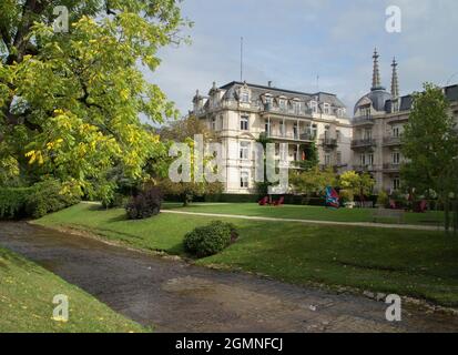 Oos und Gebäude jenseits von der Lichtentaler Allee in Baden - Baden, Baden-Württemberg, Deutschland Stockfoto