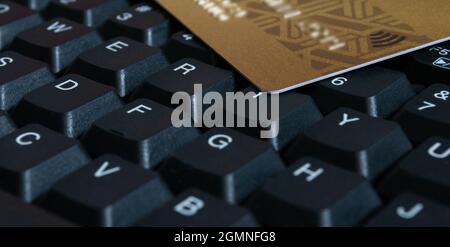 Nahaufnahme von Tastatur und Kreditkarte. Online-Zahlung und Geschäftskonzept Stockfoto