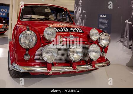 Morris Mini Copper (AJB 44B) der Gewinner der Rallye Monte Carlo 1964, ausgestellt im British Motor Museum, Gaydon, Großbritannien. Stockfoto