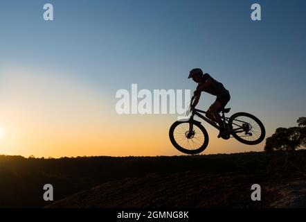 Ein junger Mountainbike-Fahrer bekommt bei einem Sprung auf dem Jubilee Oval Bikepark im Vorort Wahroonga in Sydney, New South Wales, Australien, noch etwas Luft Stockfoto