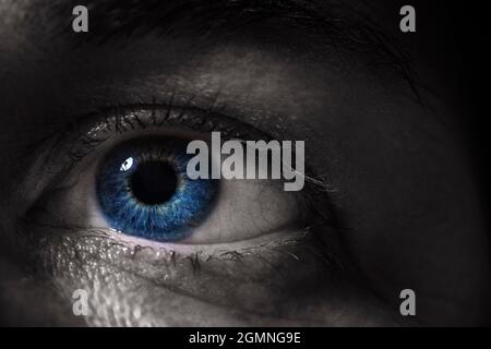 Nahaufnahme eines blauen Auges einer Dame mittleren Alters Stockfoto