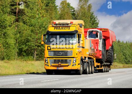 Yellow Volvo FH16 Sattelschlepper Nostokonepalvelu transportiert Sandvik Toro TH663i unterirdisch LKW als Übergröße Last. Raasepori, Finnland. September 9, 2021. Stockfoto